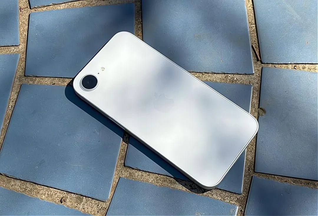 iPhone16e这销量，把我的脸都打肿了！插图3